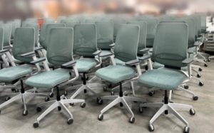 Mobilier en réemploi dans les bureaux HMY